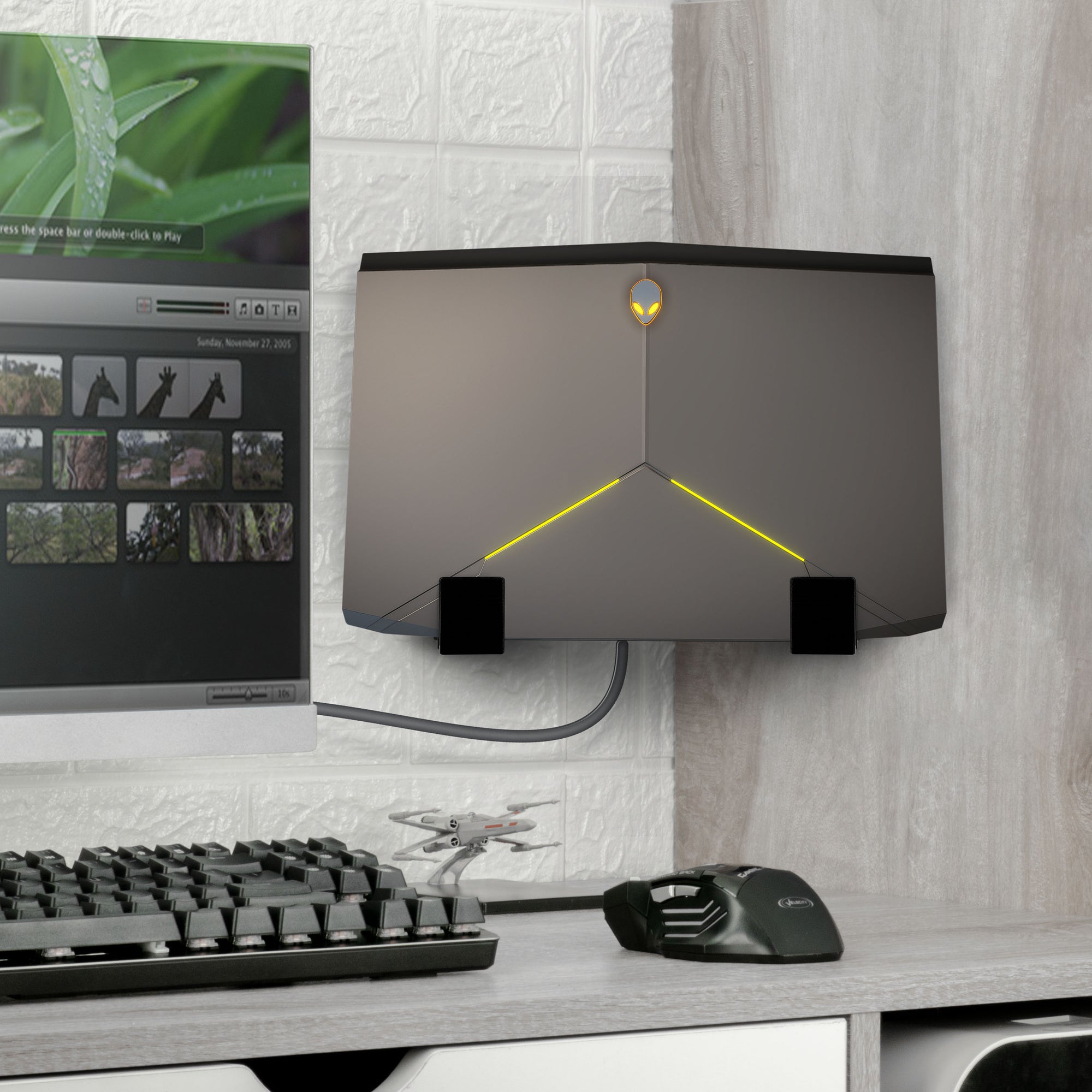 صندوق كابل زاوية 2.5 بوصة وحامل تثبيت على الحائط للموجه ، لاصق ومسمار ، لمحول الشبكة ، المودم ، شبكة Wifi ، Apple TV ، الكاميرات ، مكبرات الصوت والمزيد ، الأجهزة حتى 2.5 بوصة / 63 مم