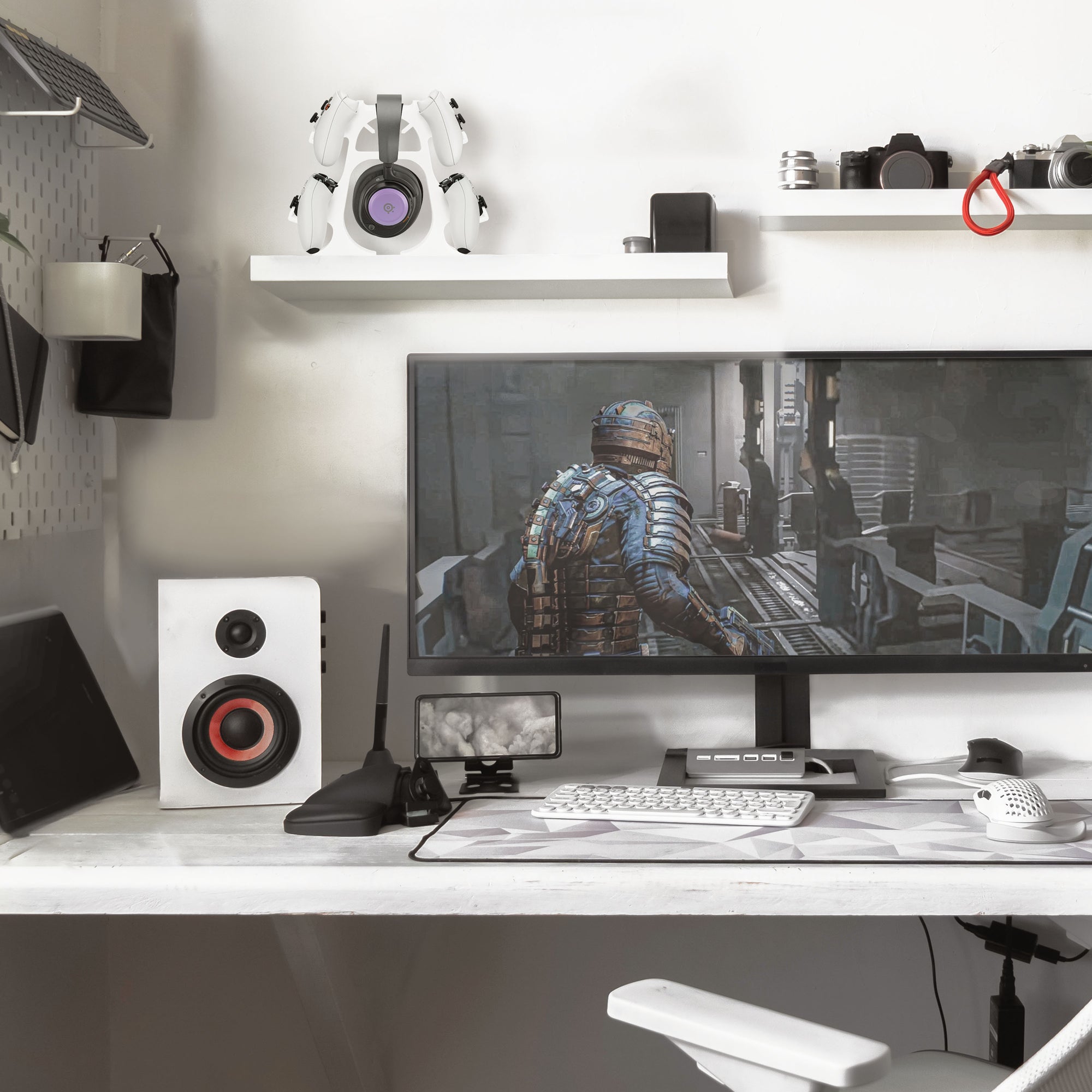 The UberKuma - Quad Controller Holder &amp; Headphone Stand for Desks, Suitable for all Gamepads &amp; Headsets